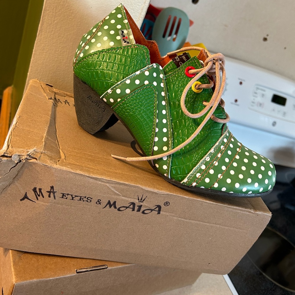 Size 8 green polka dot shoes